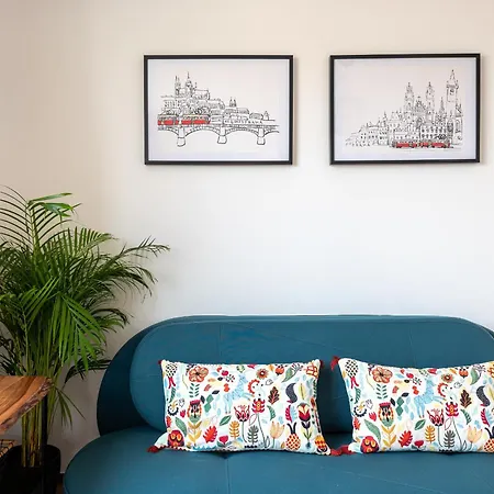 Bright Charming With Terrace, Parking & Airco. Apartamento