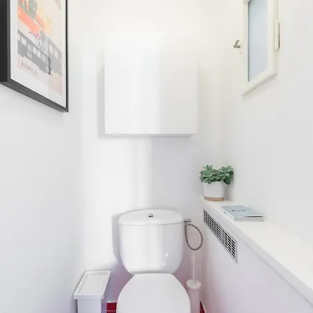 Bright Charming With Terrace, Parking & Airco. דירה