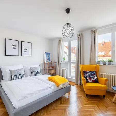 Bright Charming With Terrace, Parking & Airco. דירה