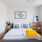 Apartment Bright Charming With Terrace, Parking & Airco. Prag