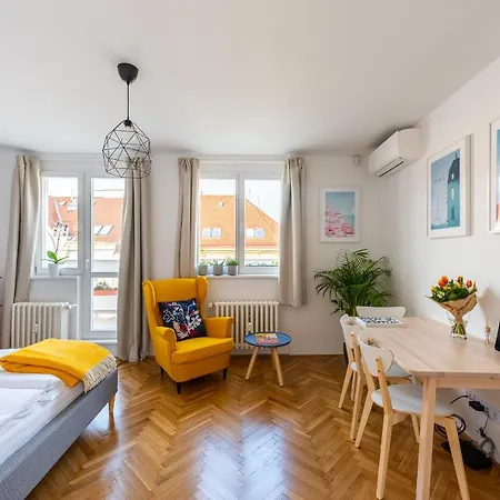 Bright Charming With Terrace, Parking & Airco. Prag