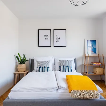 Apartment Bright Charming With Terrace, Parking & Airco. Prague