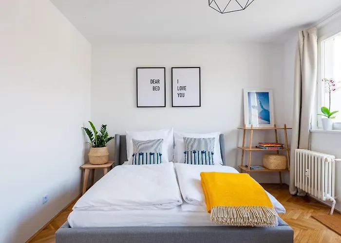 Apartament Bright Charming With Terrace, Parking & Airco. Praga